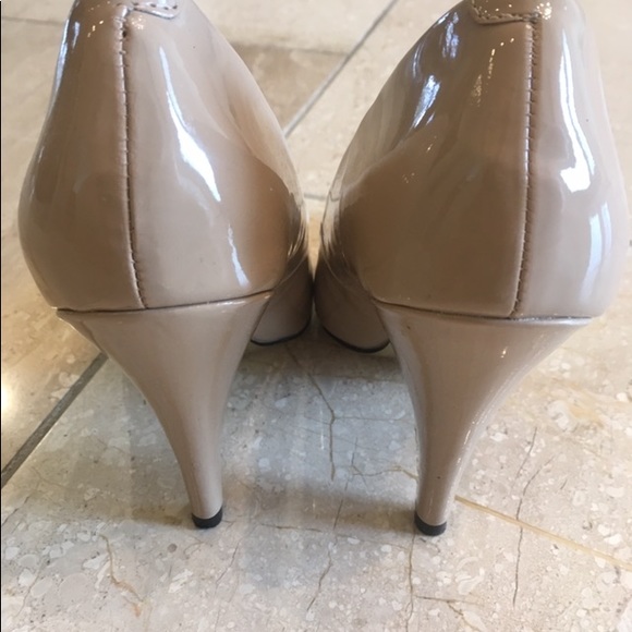 Fergie nude beige stiletto pump heels - Picture 3 of 6